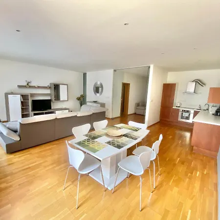 Spacious 130 M2 Near Center 2 Free Parking Διαμέρισμα *