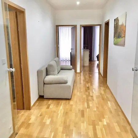 Spacious 130 M2 Near Center 2 Free Parking * Πράγα