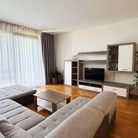 Spacious 130 M2 Near Center 2 Free Parking * Πράγα
