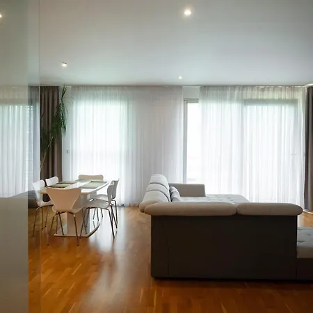 Spacious 130 M2 Near Center 2 Free Parking Διαμέρισμα