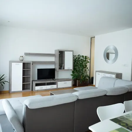 Spacious 130 M2 Near Center 2 Free Parking Διαμέρισμα *