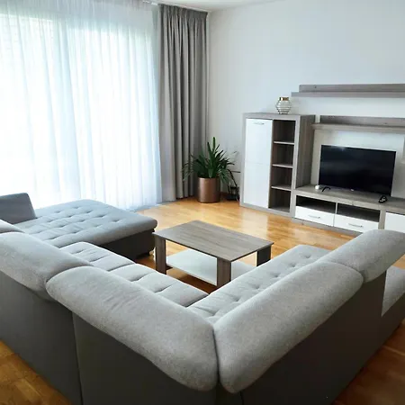 Spacious 130 M2 Near Center 2 Free Parking Διαμέρισμα *
