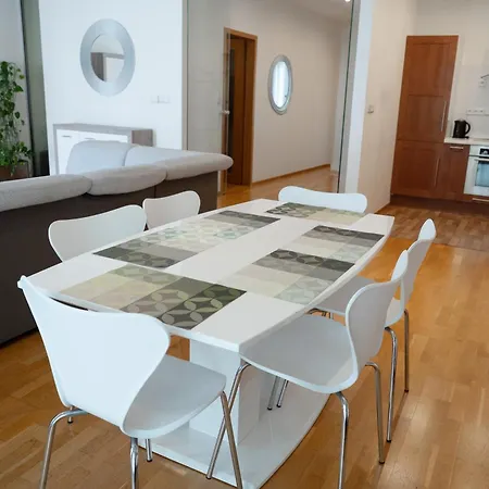 Spacious 130 M2 Near Center 2 Free Parking Πράγα