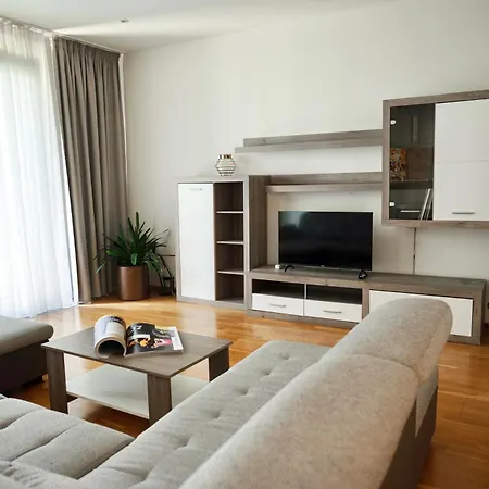 Spacious 130 M2 Near Center 2 Free Parking Διαμέρισμα