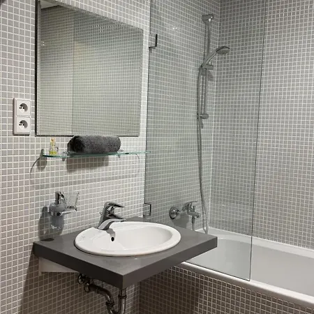 Spacious 130 M2 Near Center 2 Free Parking * Πράγα