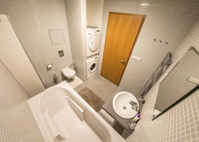 Korunni Dvur 130m2, 2 Free Parkings * Prag