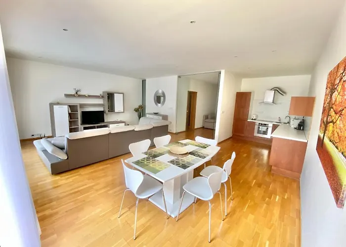 Korunni Dvur 130m2, 2 Free Parkings Lägenhet *