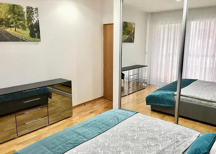 Korunni Dvur 130m2, 2 Free Parkings Prag