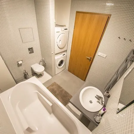 Spacious 130 M2 Near Center 2 Free Parking * Прага