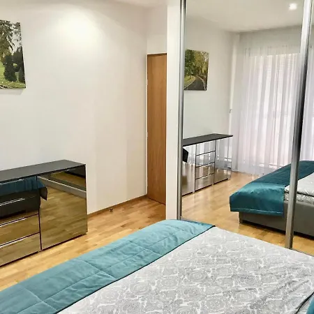 Spacious 130 M2 Near Center 2 Free Parking Прага